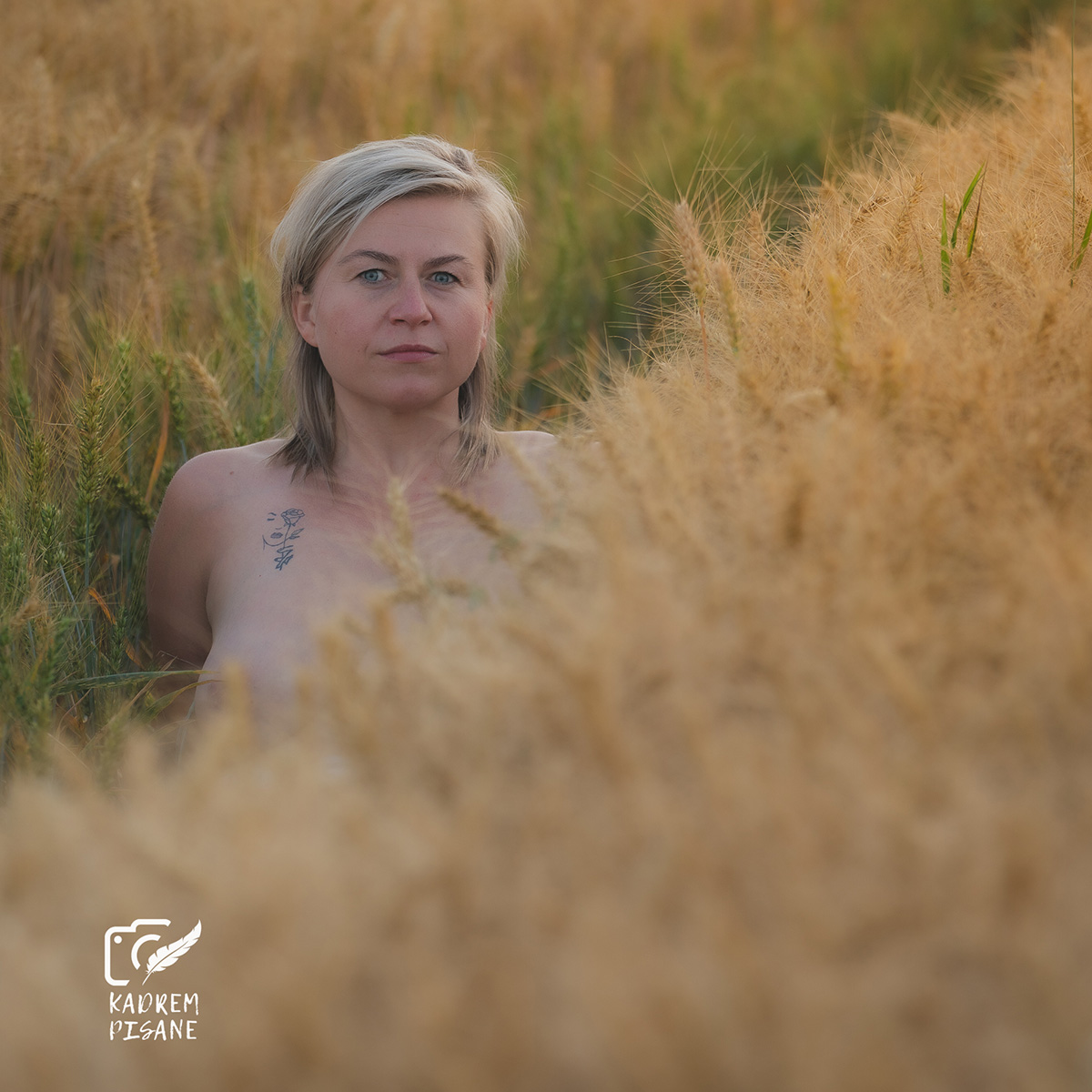 Sesja kobieca w zbożu