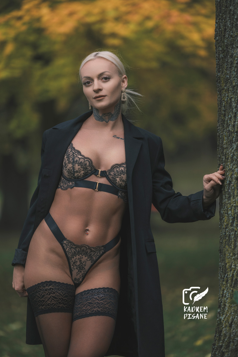 sesja plenerowa w bieliźnie